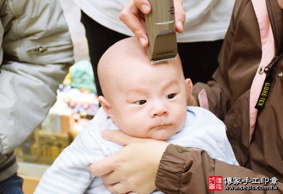 剃胎毛、滿月剃頭、嬰兒剃頭、嬰兒理髮、嬰兒剃髮、嬰兒剃胎毛、嬰兒滿月剃頭、寶寶剃頭、剃胎毛儀式、剃胎毛吉祥話、滿月剃頭儀式、滿月剃頭吉祥話、寶寶剃胎毛、寶寶滿月剃頭理髮、新北永和區剃胎毛、新北永和區滿月剃頭、新北永和區嬰兒剃頭剃胎毛、新北永和區嬰兒理髮、新北永和區嬰兒剃髮、王寶寶(新北永和區嬰兒寶寶滿月剃頭理髮、免費嬰兒剃胎毛儀式吉祥話)。中國風會場，爸媽寶貝免費穿「日中韓」古裝禮服。專業拍照、DVD光碟、證書。★購買「臍帶章、肚臍章、胎毛筆刷印章」贈送：剃頭、收涎、抓周，三選一。2016.01.03 照片18